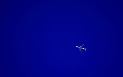 蓝色天空中的飞机 高清唯美特写桌面壁纸推荐